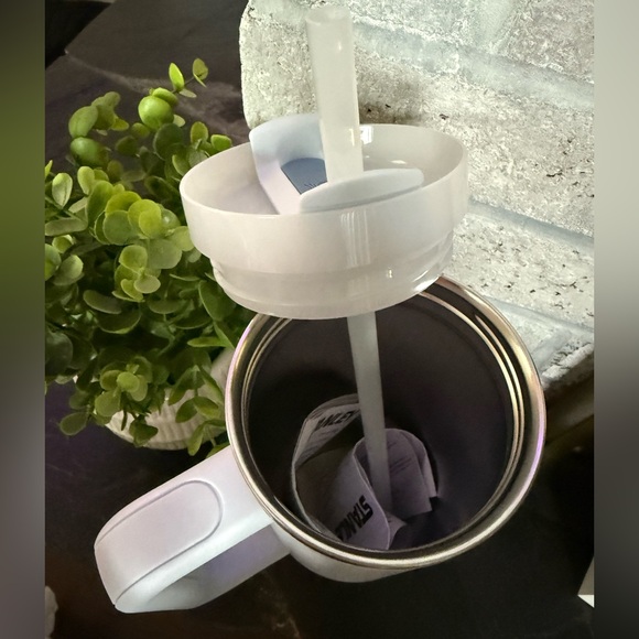 🆕 Stanley 30oz Quencher H2.0 Tumbler in Glacier - Picture 5 of 10